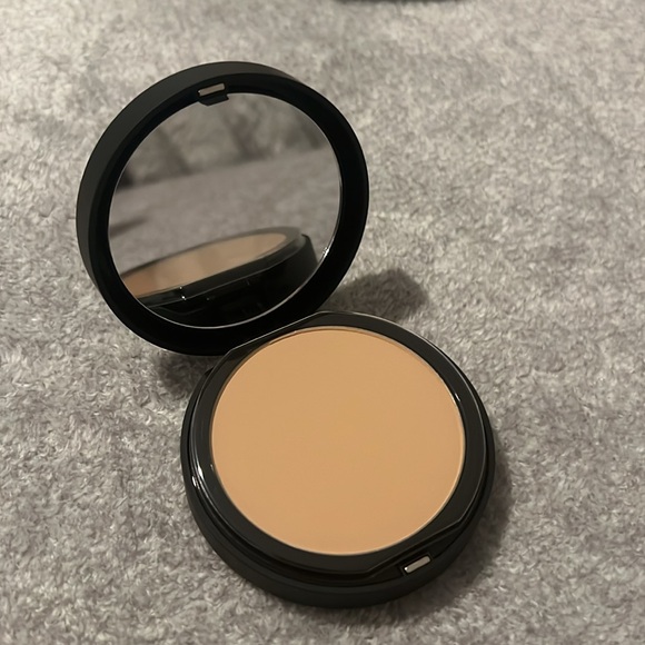 bareMinerals BAREPRO Performance Wear Powder Foundation - Shade Warm Light 07 - Picture 3 of 4